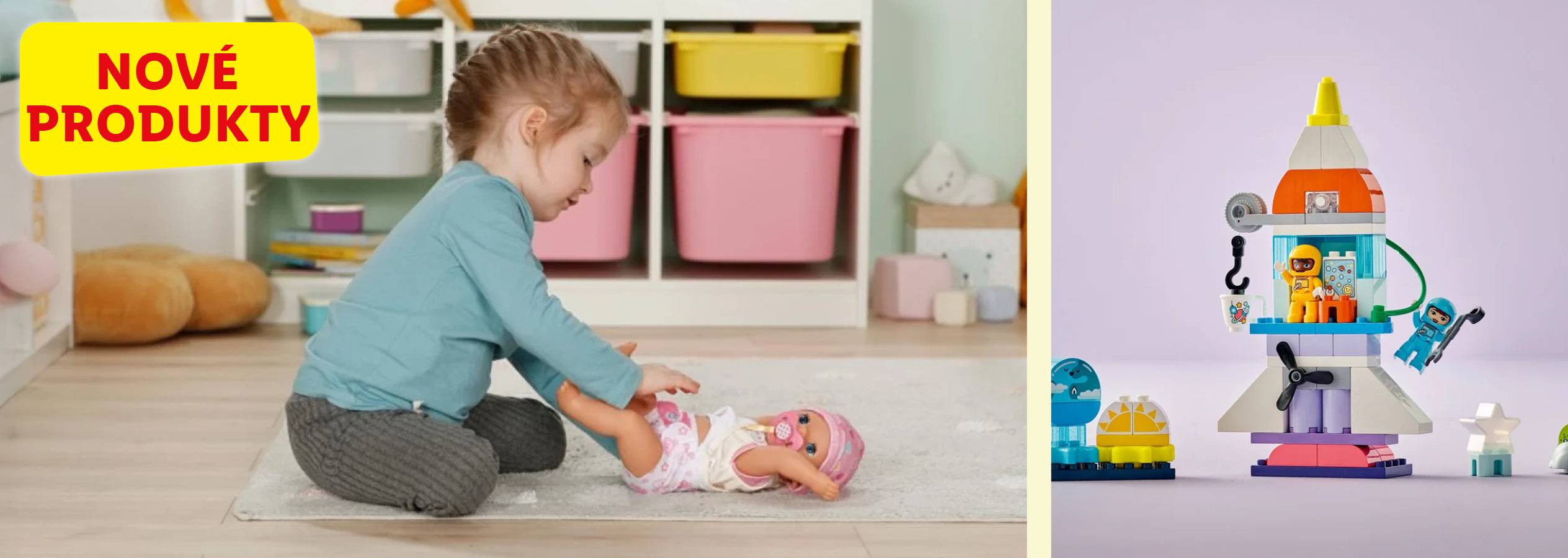 Dievča sa hrá s bábikou a stavebnica LEGO Duplo vesmírna raketa.