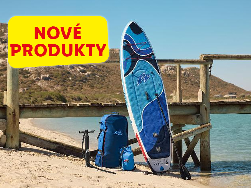 Nový paddleboard a príslušenstvo na pláži.
