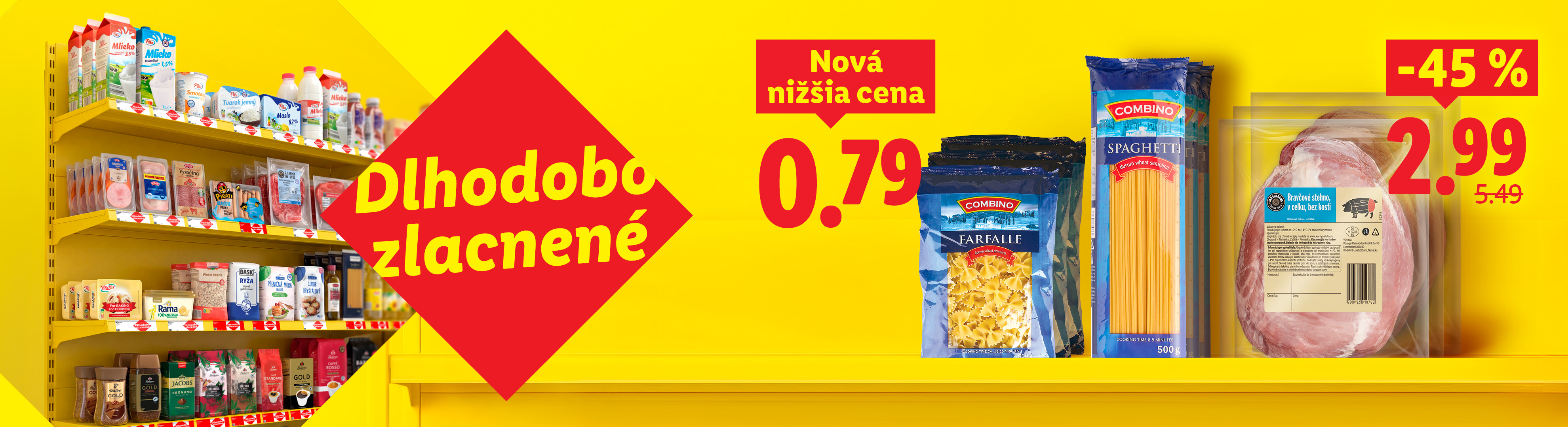 Regál s mliečnymi výrobkami, mäsom, cestovinami a kávou, s cenovkami „Nová nižšia cena“ a „Dlhodobo zlacnené“.