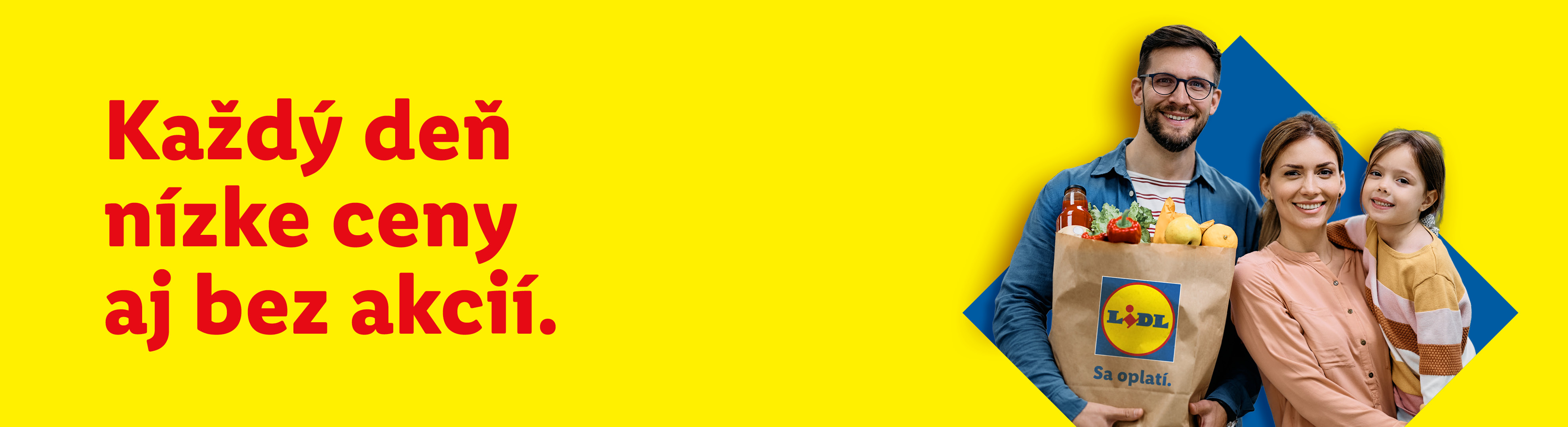 Rodina s nákupnou taškou plnou čerstvého ovocia a zeleniny. Text: Každý deň nízke ceny aj bez akcií.