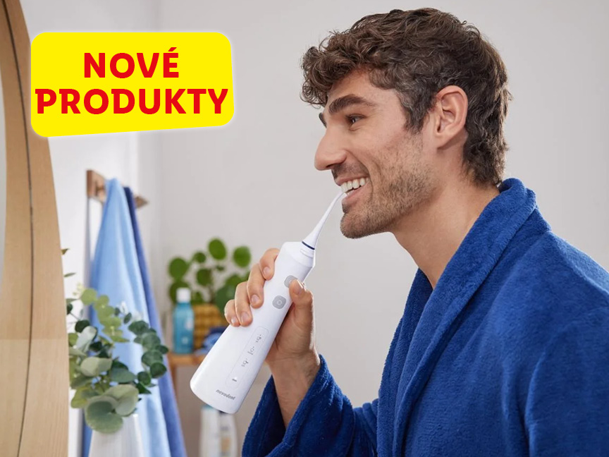 Muž si čistí zuby vodným niťovačom Oral-B v kúpeľni. Na obrázku je reklama na nové produkty.