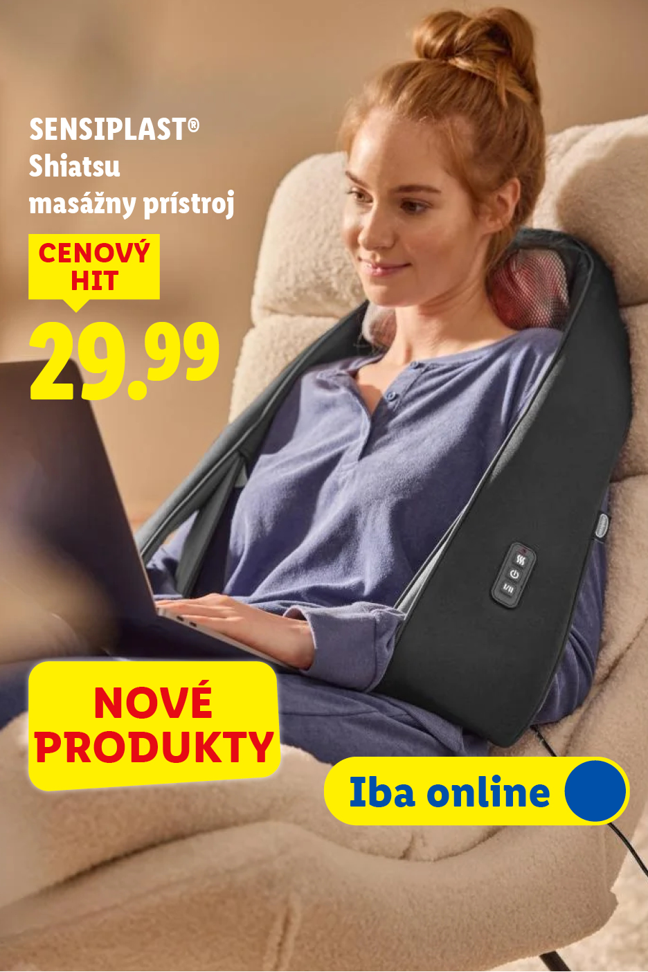 Žena relaxuje s masážnym prístrojom na krk a chrbát, pracuje na notebooku, s cenou 29.99 a nápisom „NOVÉ PRODUKTY“ a „Iba online“.