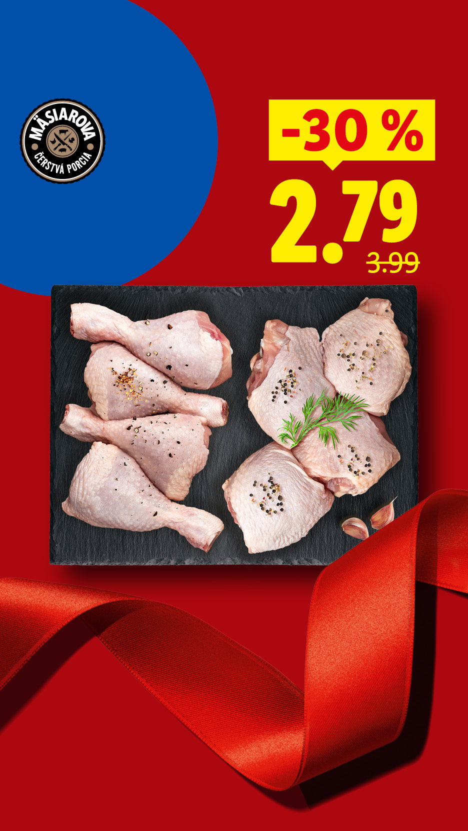 Čerstvé kuracie stehná a horné stehná s korením na čiernej doske, s logom Mäsiarova.