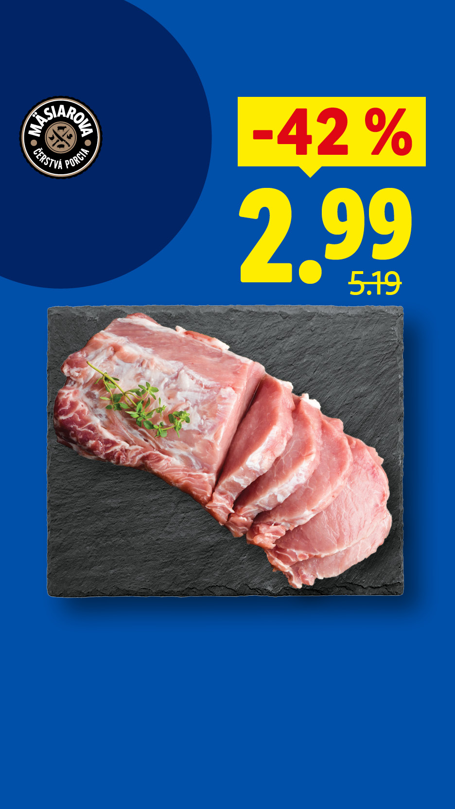 Mäsová ponuka: čerstvé bravčové mäso na čiernej doske, zľava 42% na 2.99 (pôvodne 5.19).