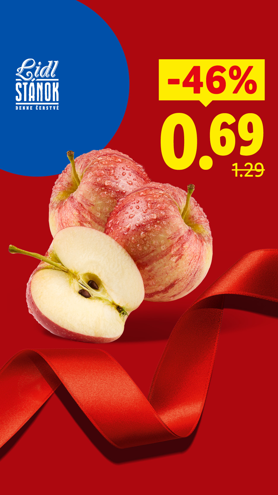 Lidl Stánok: Čerstvé jablká s kvapkami vody a červenou stuhou.