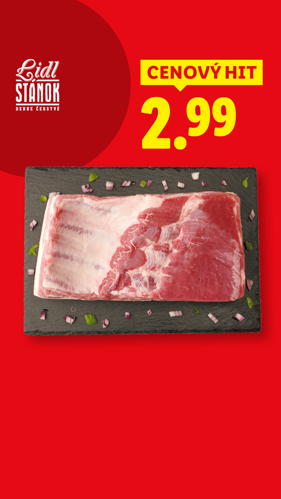 Surové bravčové mäso na čiernej doske s cibuľou a bylinkami, s cenou 2,99.