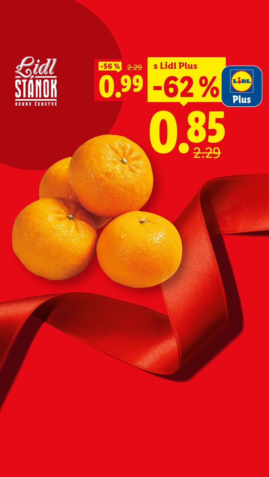 Štyri čerstvé pomaranče s kvapkami vody na červenom pozadí s červenou stuhou a logom Lidl Stánok.