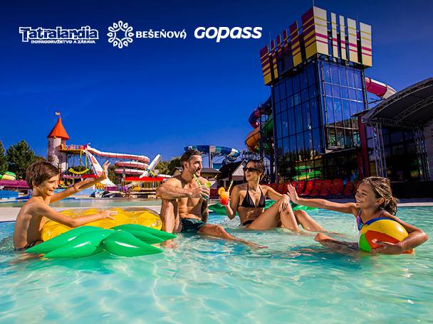 Rodina si užíva deň v aquaparku Tatralandia s toboganmi a bazénmi.