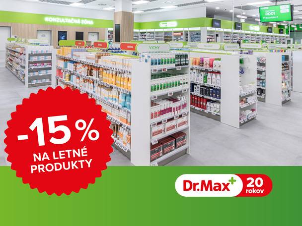 Interiér lekárne s regálmi plnými kozmetiky a liekov, s červenou nálepkou „-15% na letné produkty“.