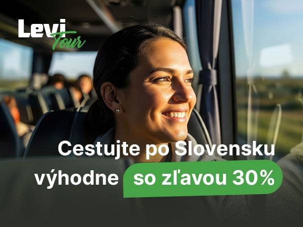 Žena sa usmieva pri pohľade z okna autobusu, text: Cestujte po Slovensku výhodne so zľavou 30%.
