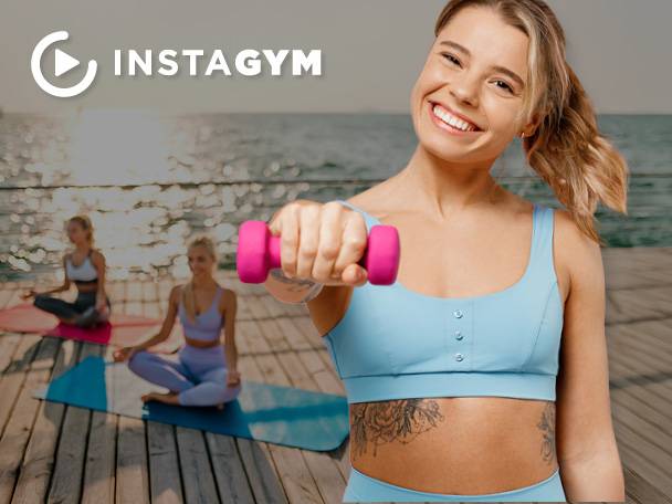 Žena držiaca ružovú činku s ďalšími ženami cvičiacimi jogu pri mori, s logom INSTAGYM.