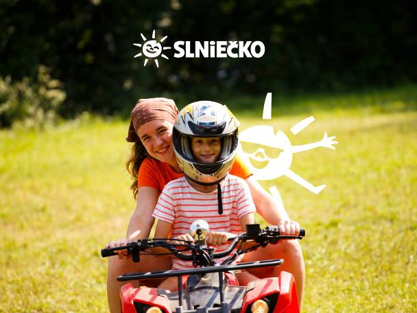 Žena a dieťa na štvorkolke v tráve, s logom „SLNIEČKO“ a usmievavým slnkom.
