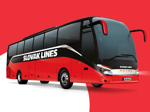 Červený a čierny diaľkový autobus s nápisom 'SLOVAK LINES' na boku.