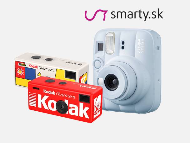 Svetlomodrý instantný fotoaparát a dva jednorazové fotoaparáty v červenej a bielej farbe.