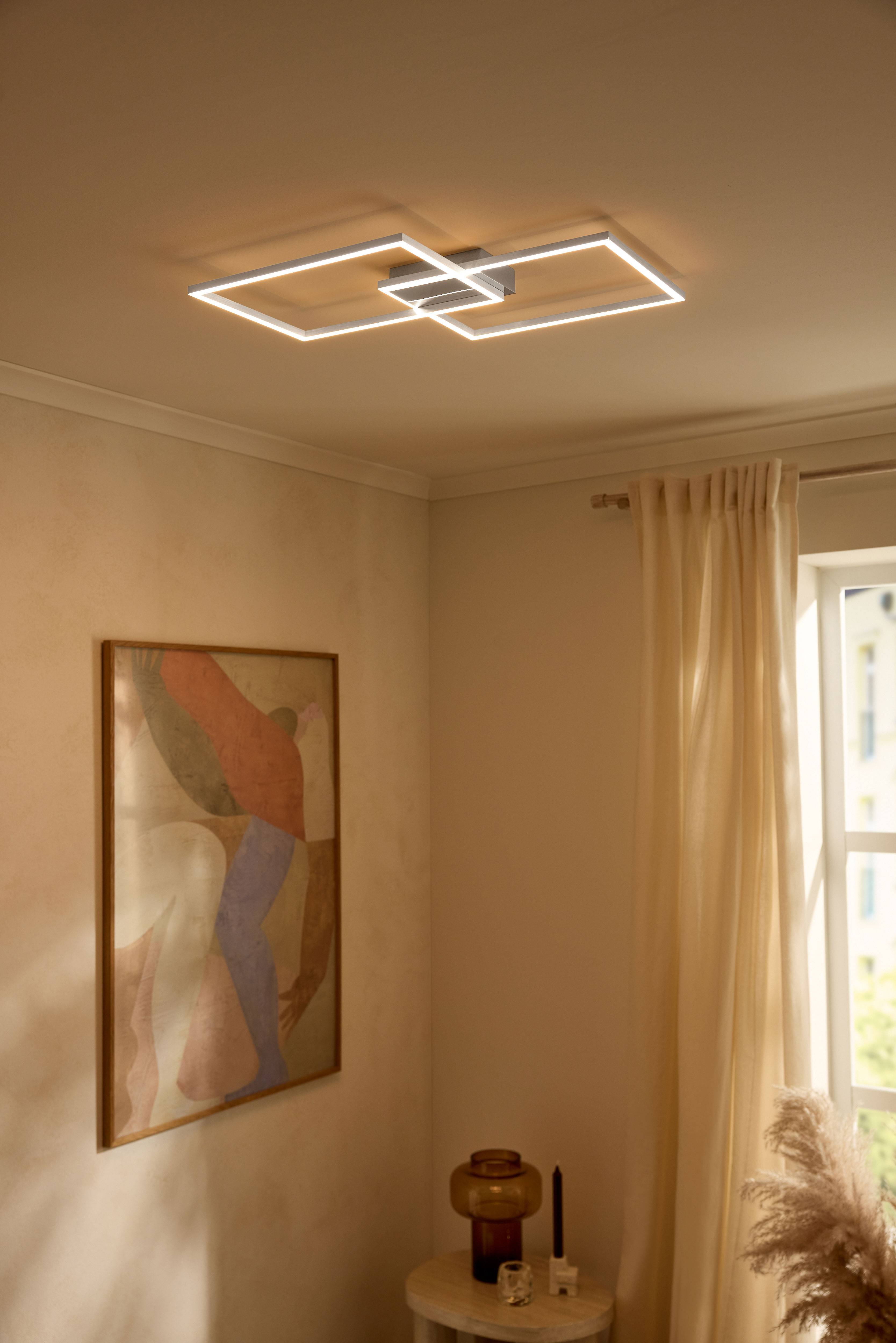 Moderné LED stropné svietidlo v tvare obdĺžnikov osvetľujúce béžovú izbu.