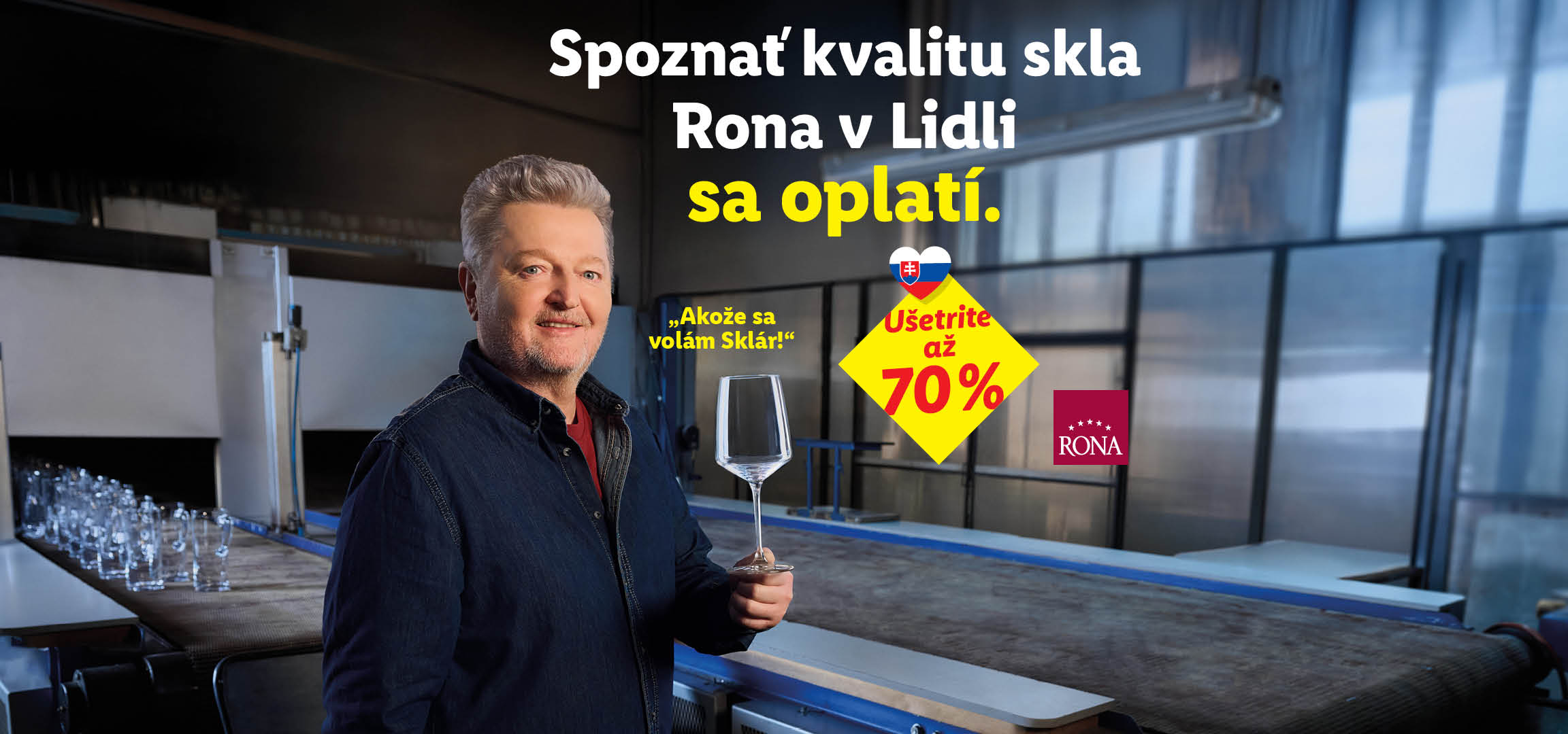 Muž drží pohár na víno Rona, s textom „Ušetrite až 70%“ a „Spoznať kvalitu skla Rona v Lidli sa oplatí.“