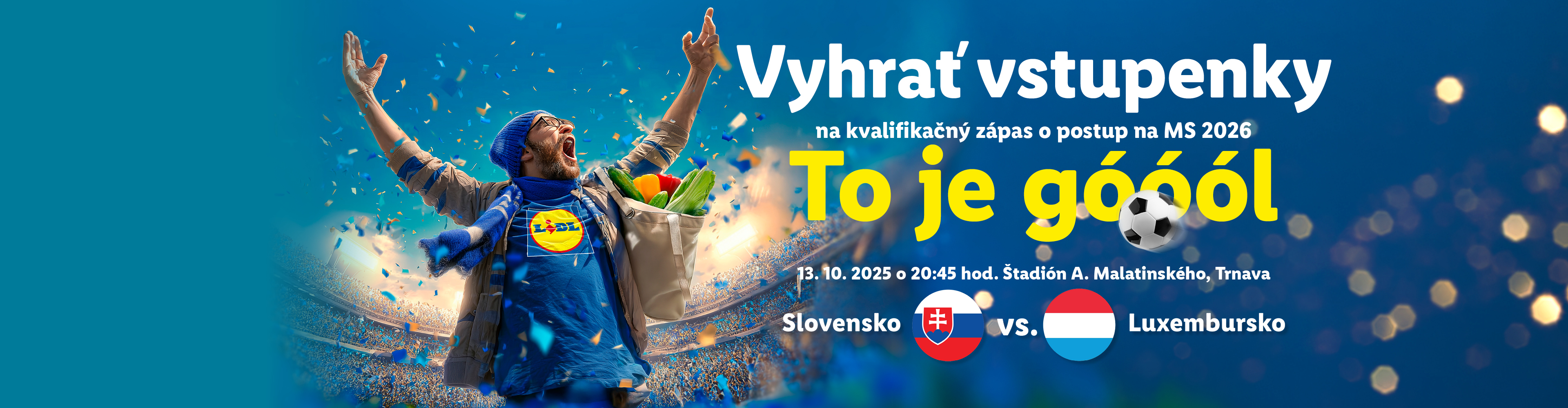Muž v modrom oblečení s logom Lidl drží tašku s čerstvou zeleninou a oslavuje futbalový zápas Slovensko vs. Luxembursko.