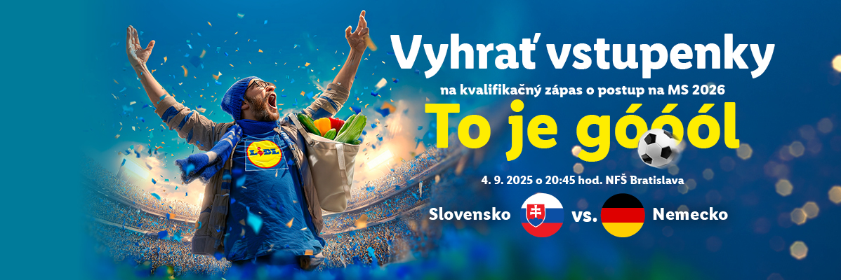Muž v modrom oblečení Lidl oslavuje na futbalovom štadióne s konfetami.