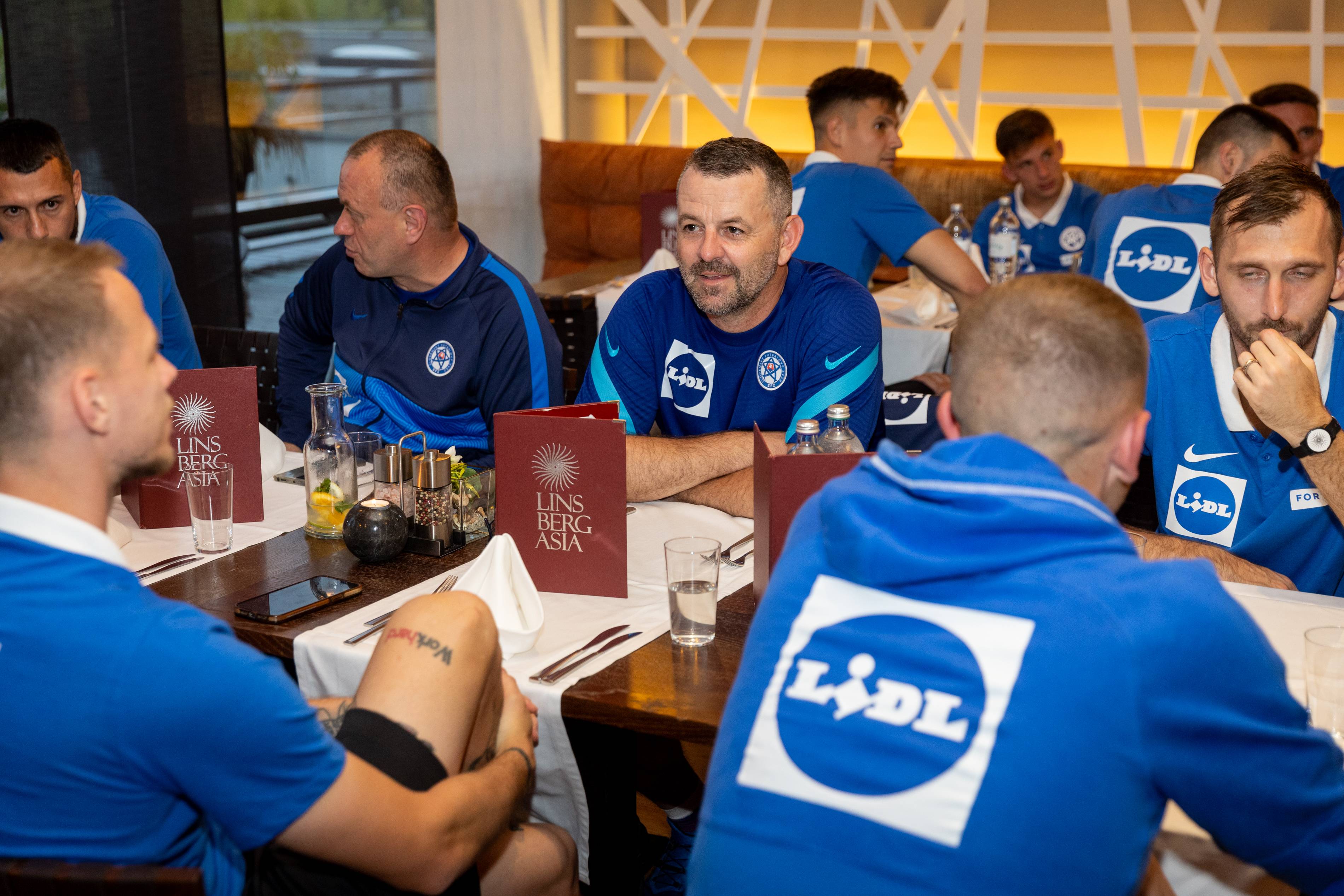 Futbalový tím Lidl pri stole.