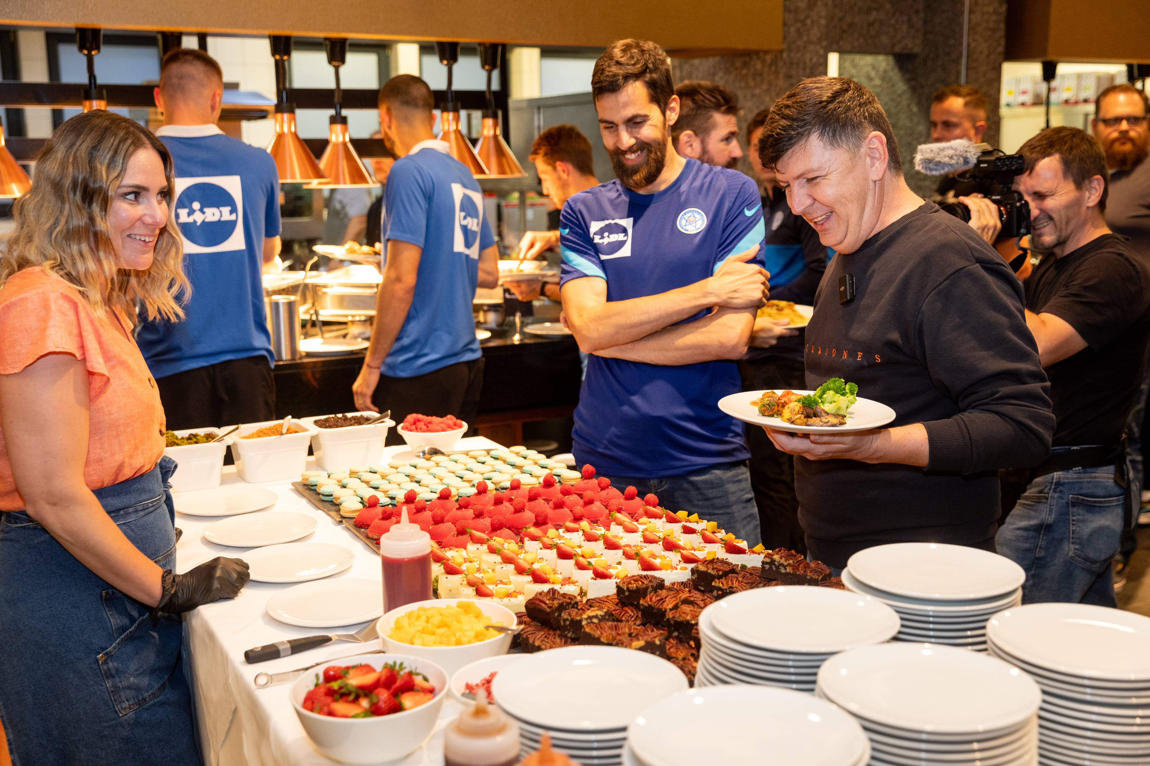 Bufet s dezertami, makrónkami a hlavným jedlom.