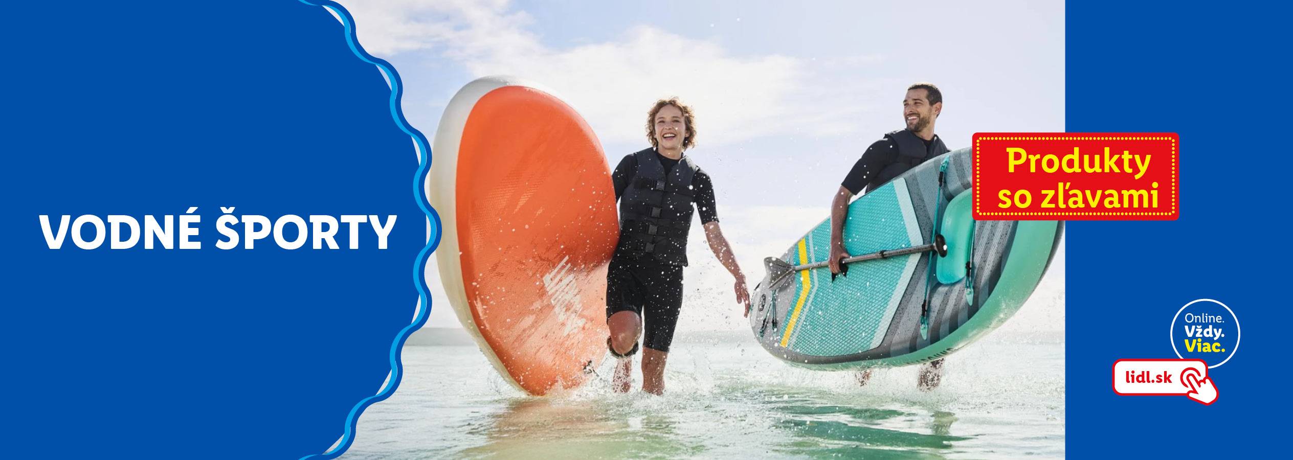 Dvaja nadšení ľudia s paddleboardmi v mori, produkty so zľavami.