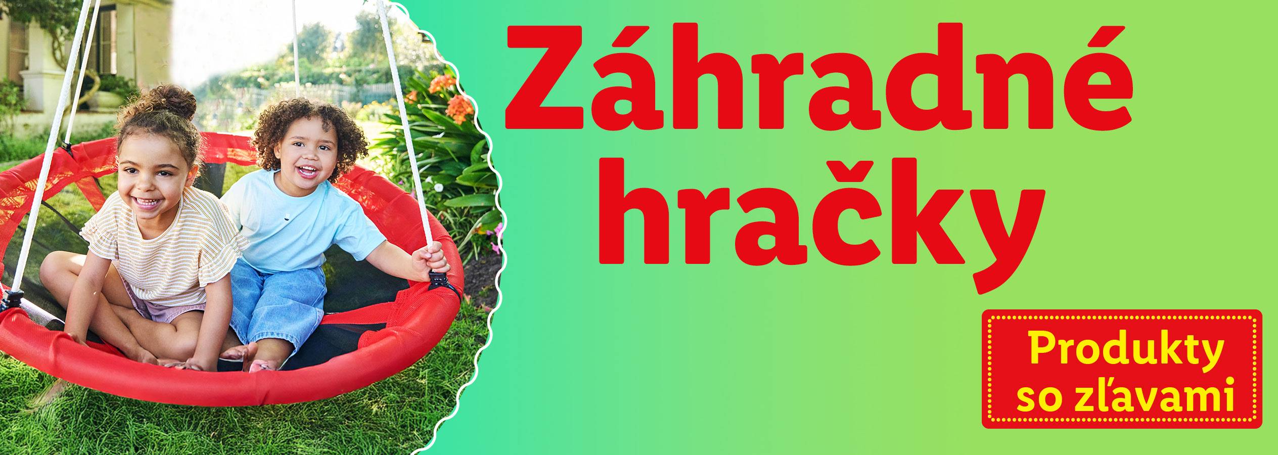 Dve deti sa hojdajú na červenej záhradnej hojdačke. Produkty so zľavami.