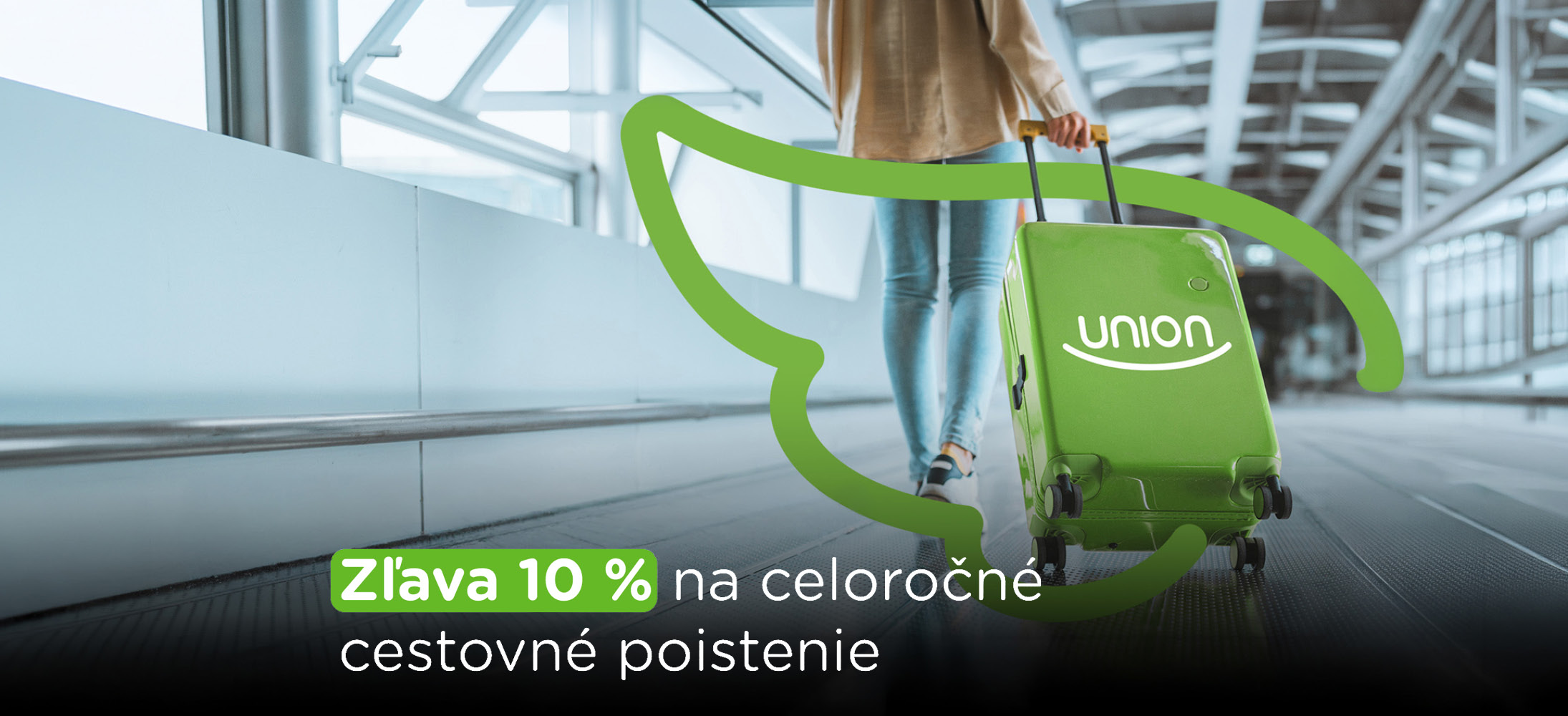 Žena ťahá zelený kufor na letisku, s textom o 10% zľave na celoročné cestovné poistenie.