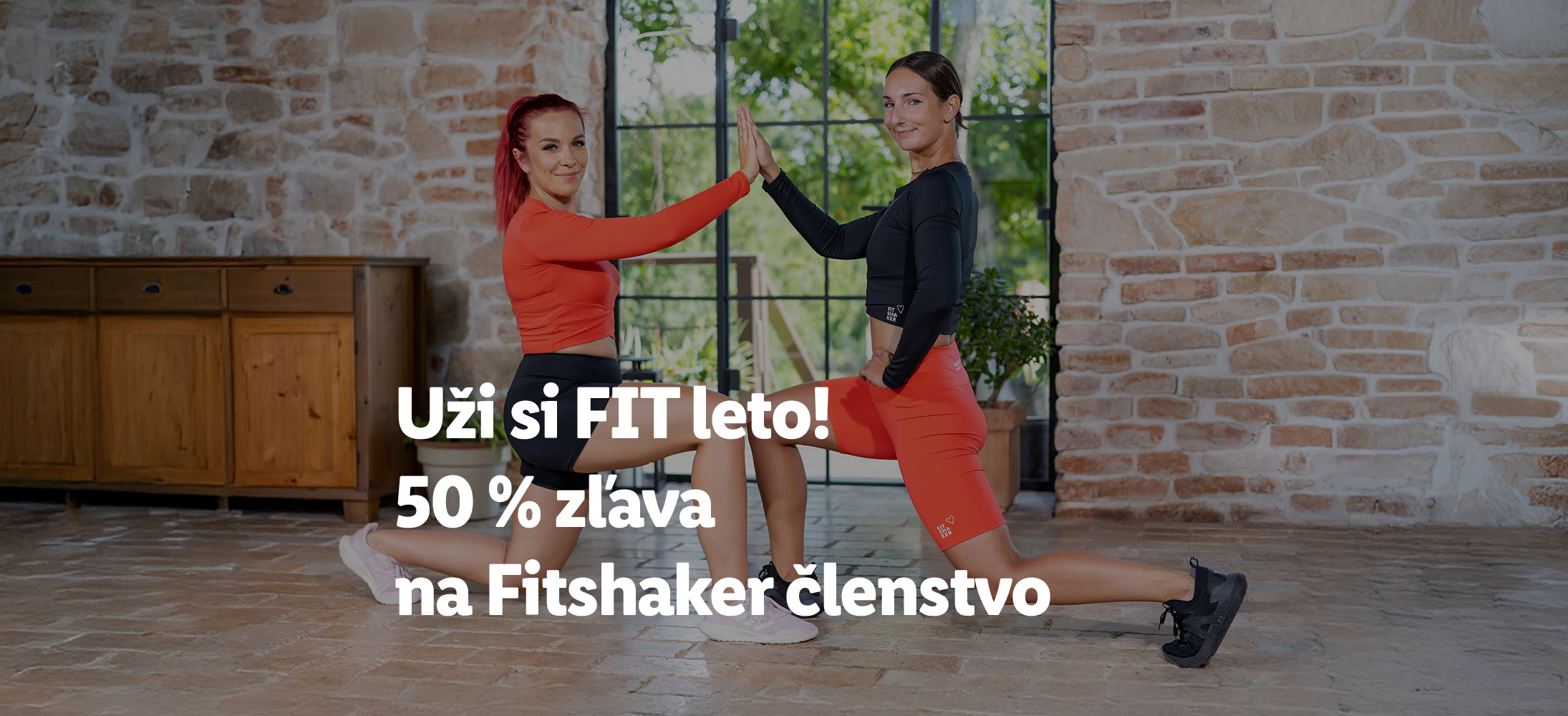 Dve ženy cvičia v športovom oblečení, text: Uži si FIT leto! 50% zľava na Fitshaker členstvo.