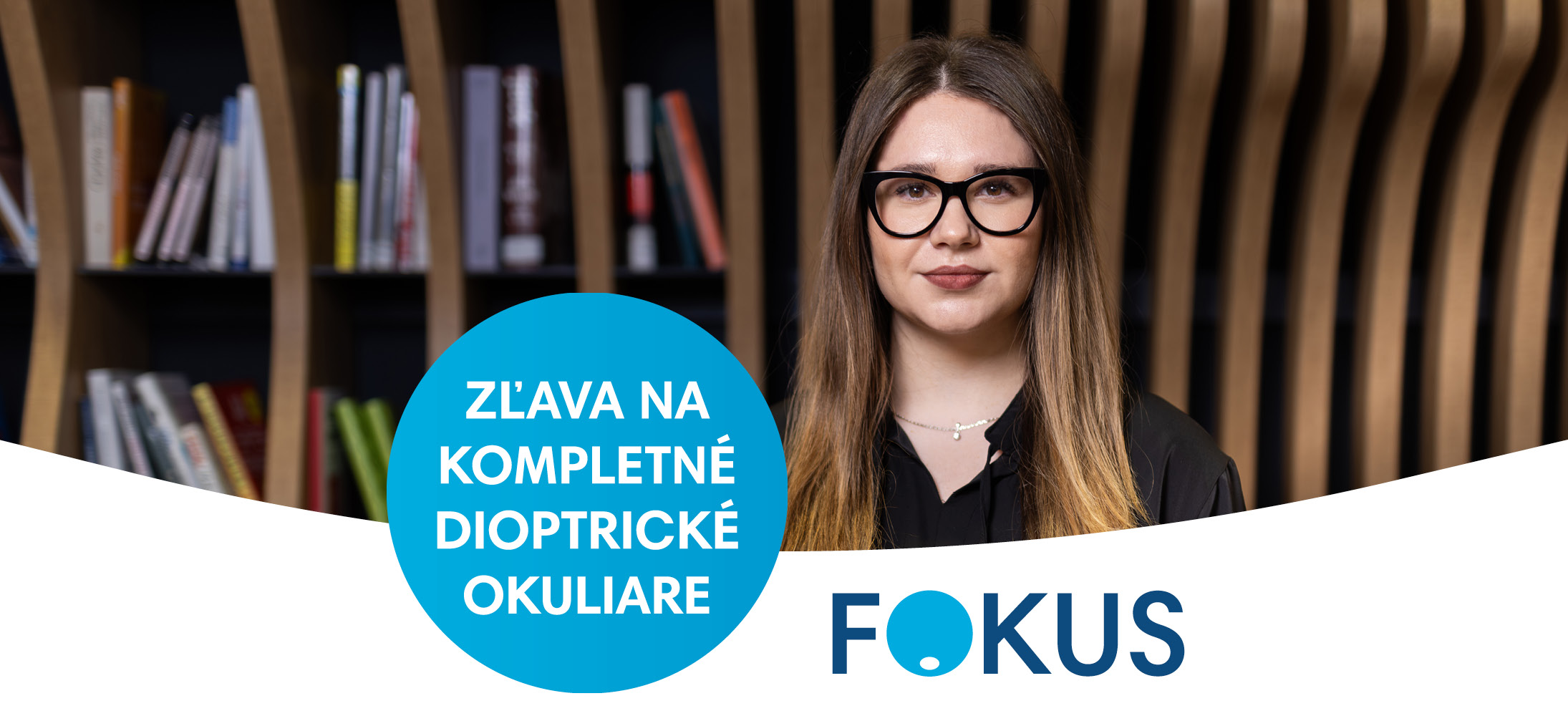 Žena v okuliaroch s nápisom 'Zľava na kompletné dioptrické okuliare'.