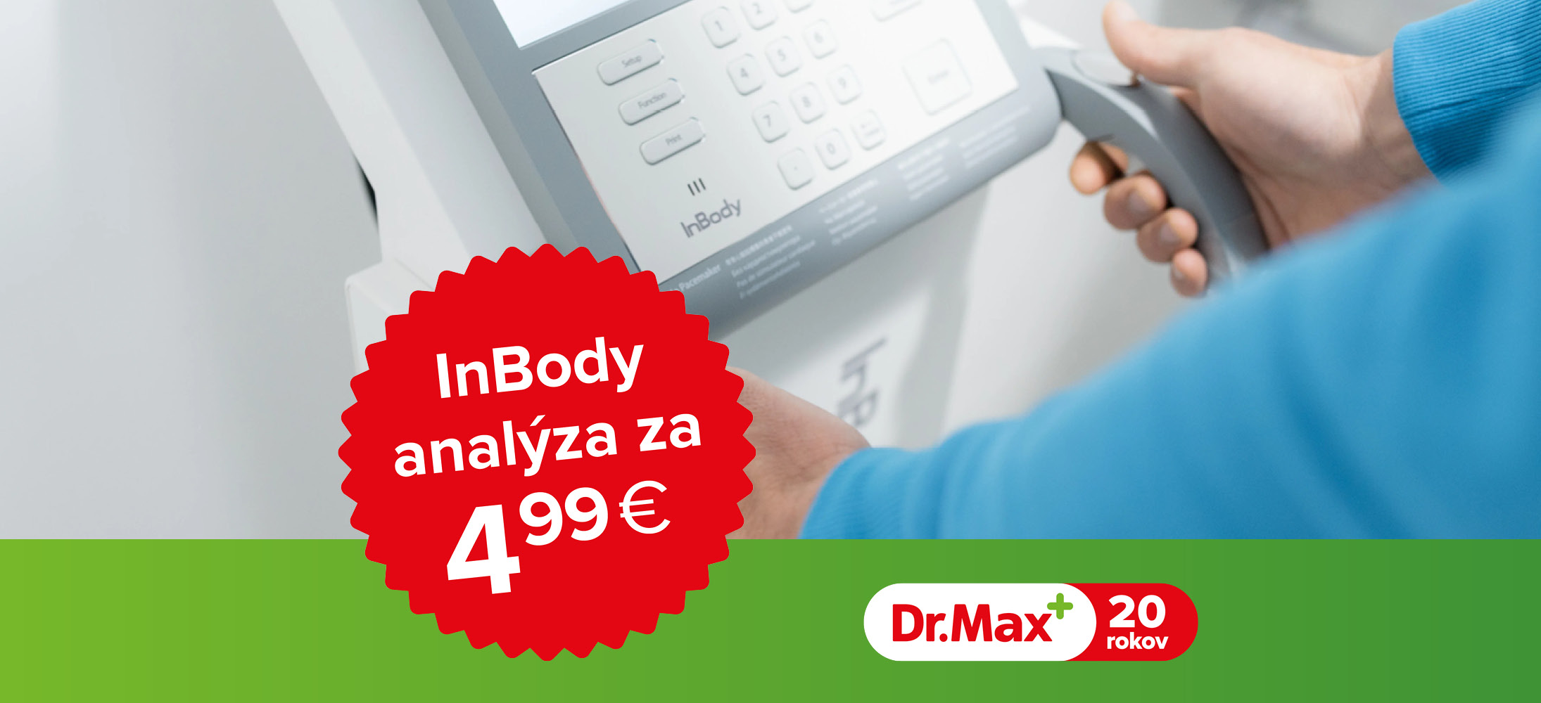 Muž drží prístroj na analýzu tela, s červenou nálepkou „InBody analýza za 4,99 €“ a logom lekárne.