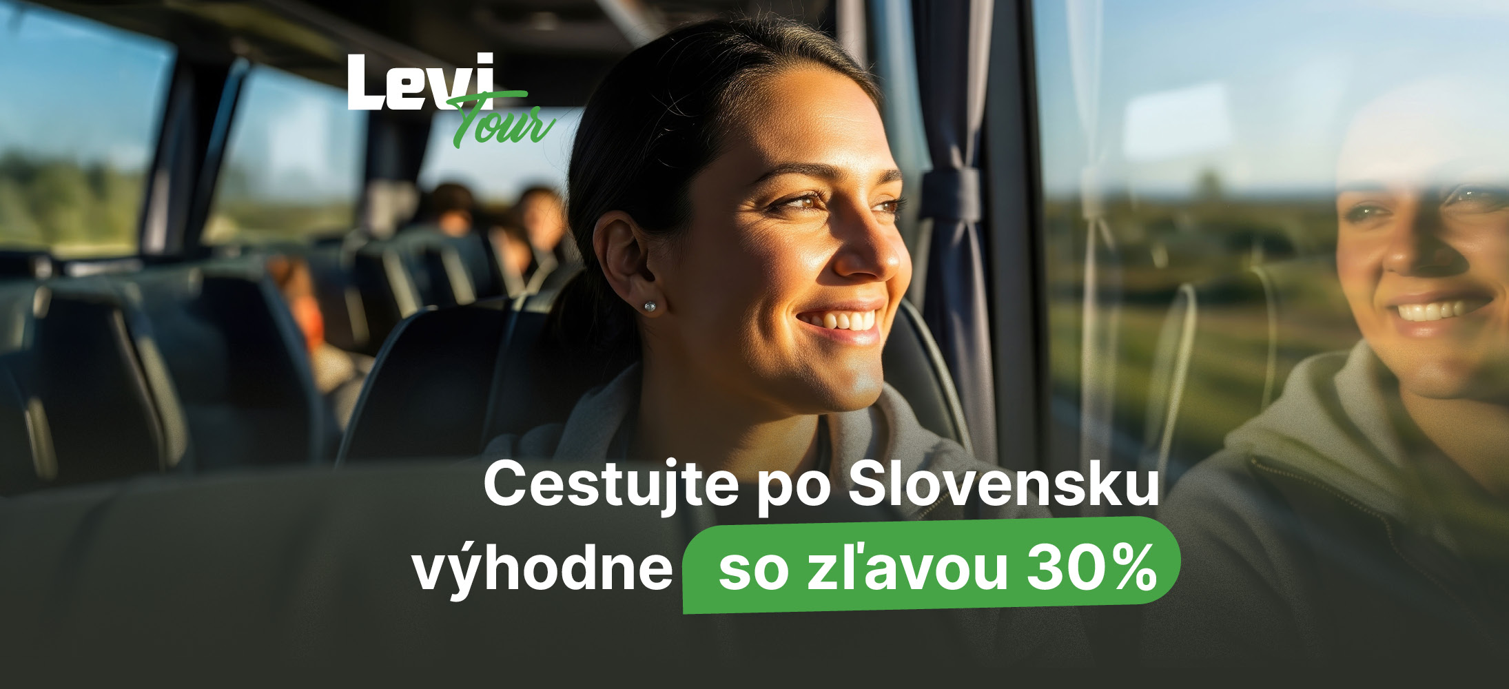 Žena sa usmieva pri pohľade z okna autobusu. Text: Cestujte po Slovensku výhodne so zľavou 30%.