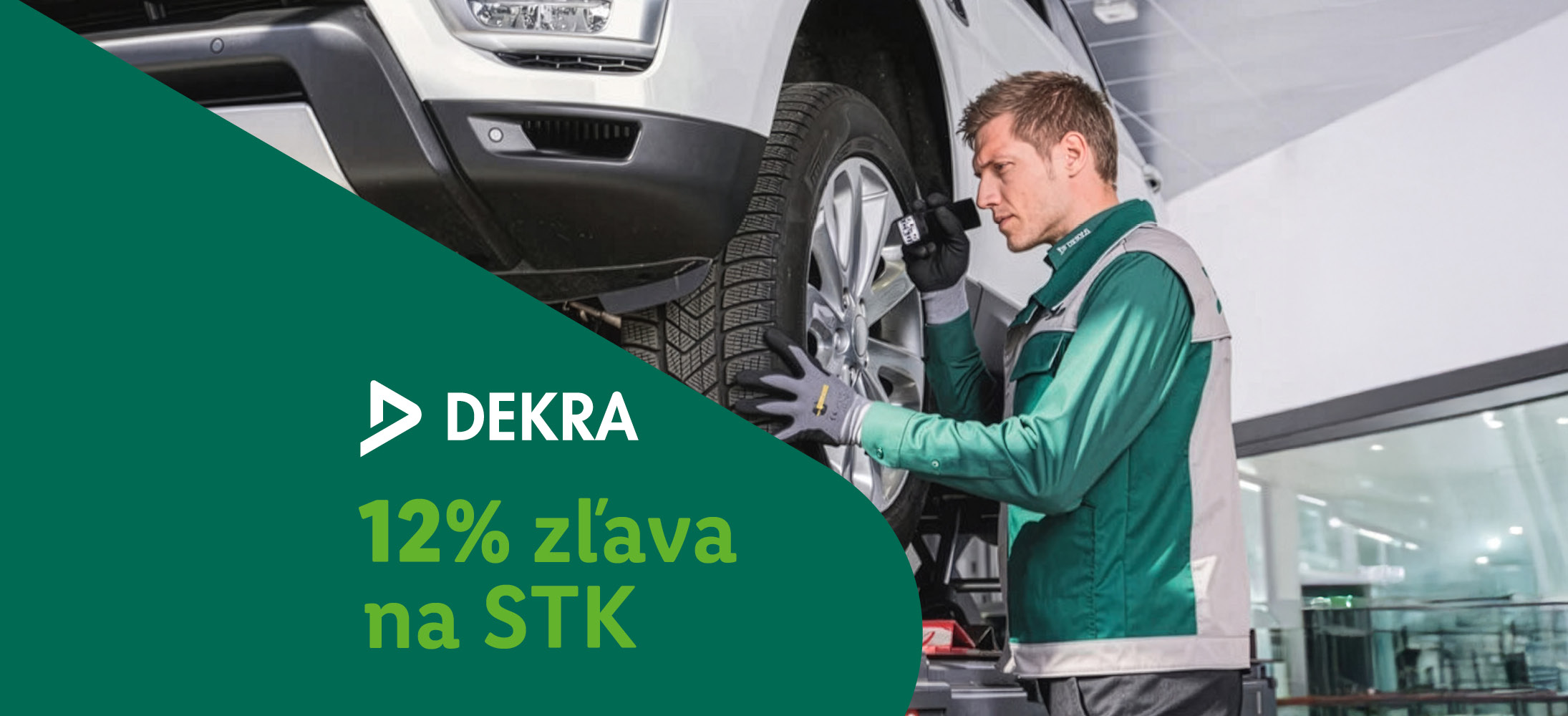 Mechanik kontroluje auto na zdviháku, 12% zľava na STK, logo DEKRA.