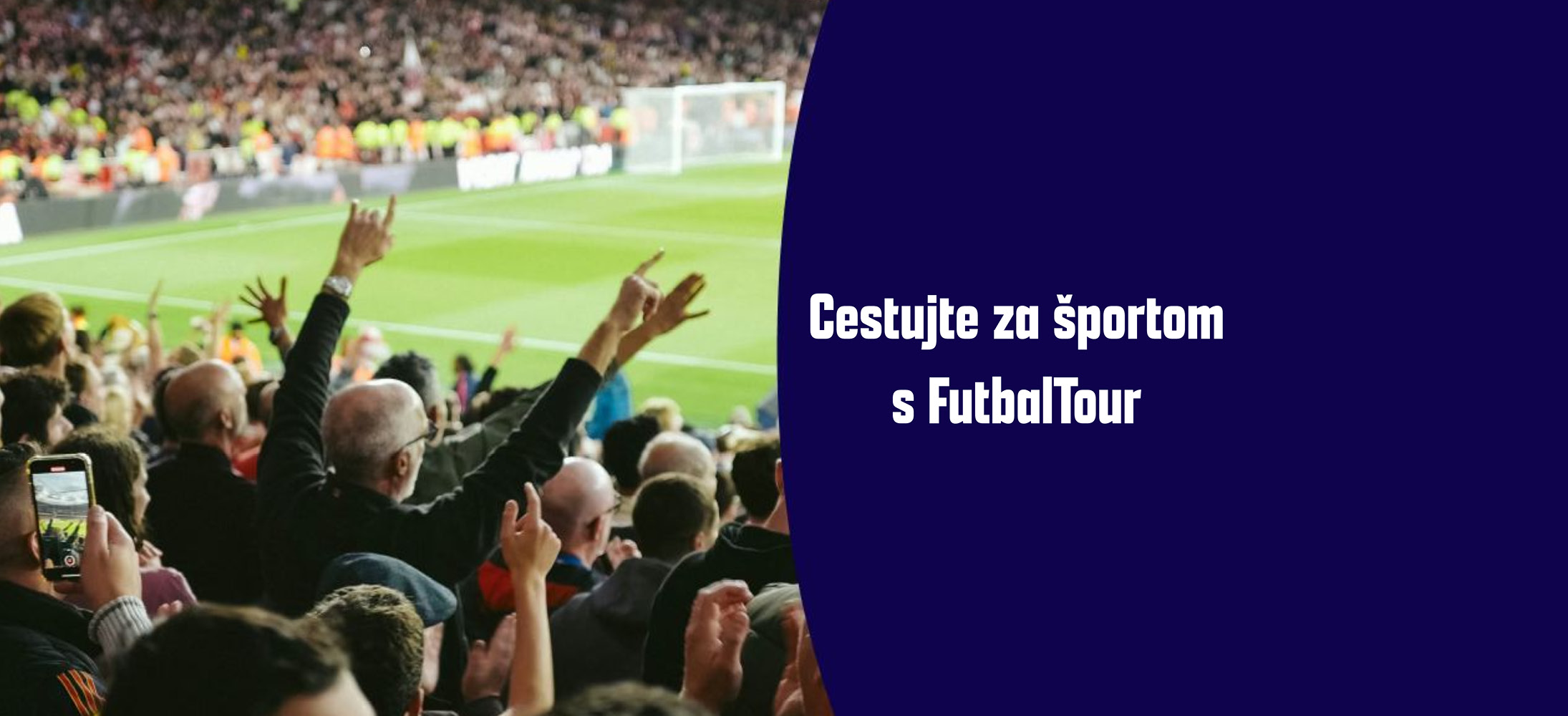 Fanúšikovia na futbalovom štadióne s textom: Cestujte za športom s FutbalTour.