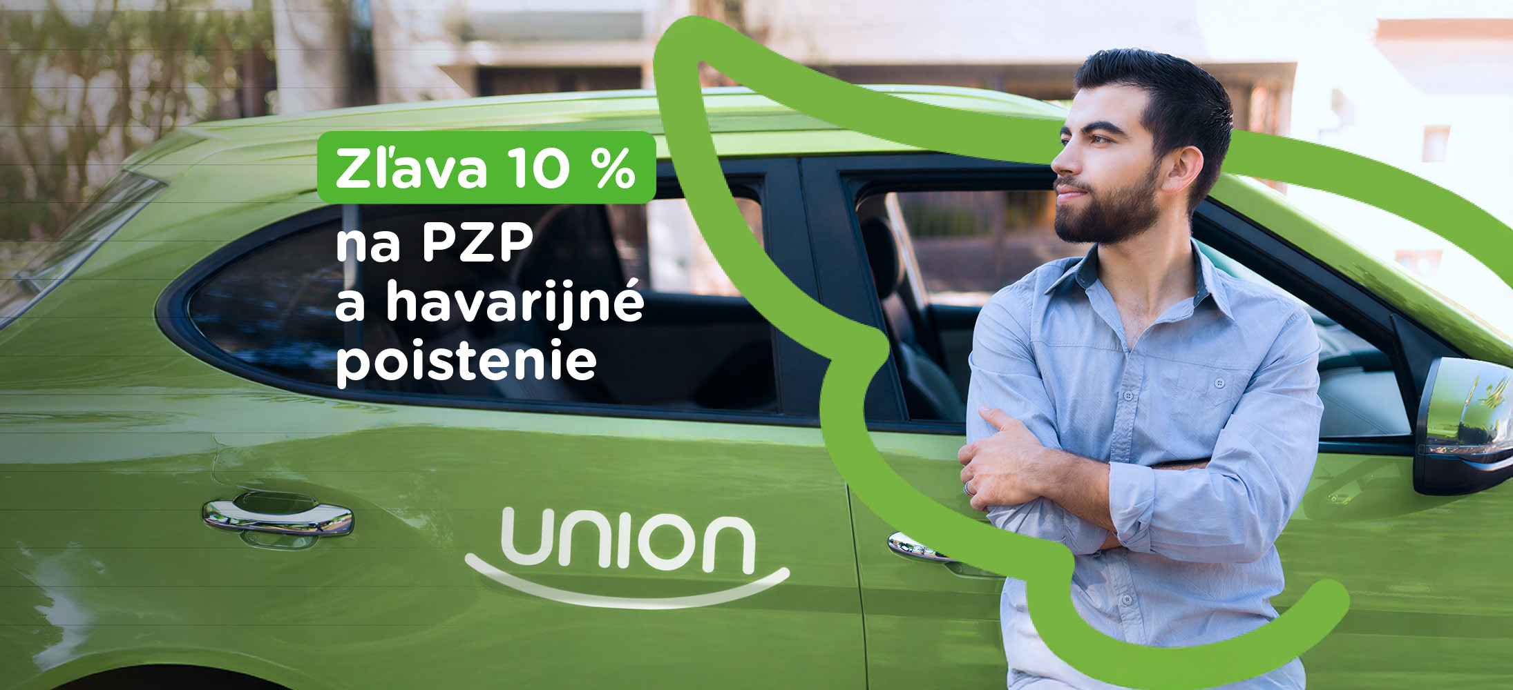 Muž opretý o zelené auto s nápisom „Zľava 10 % na PZP a havarijné poistenie“.