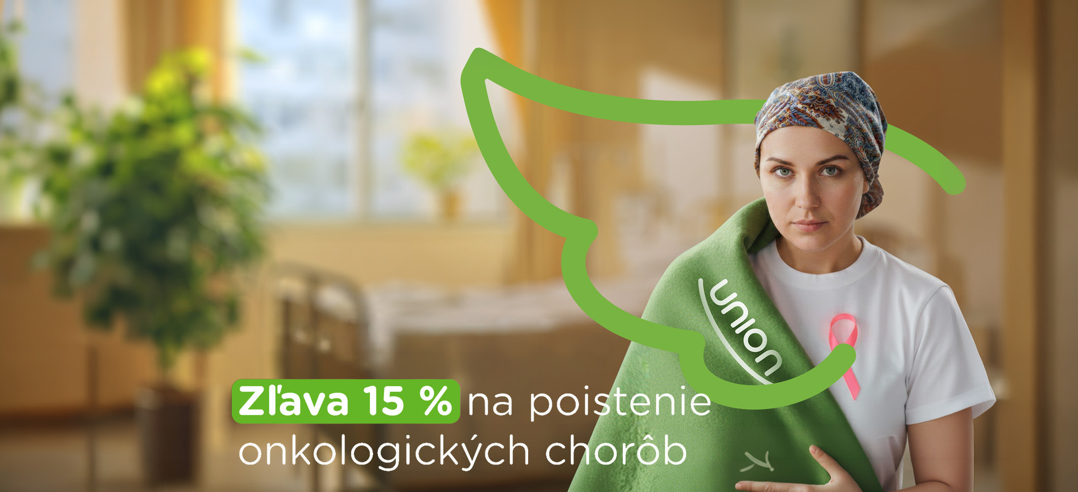 Žena s turbanom a zelenou dekou, na tričku ružová stužka, text: Zľava 15 % na poistenie onkologických chorôb.