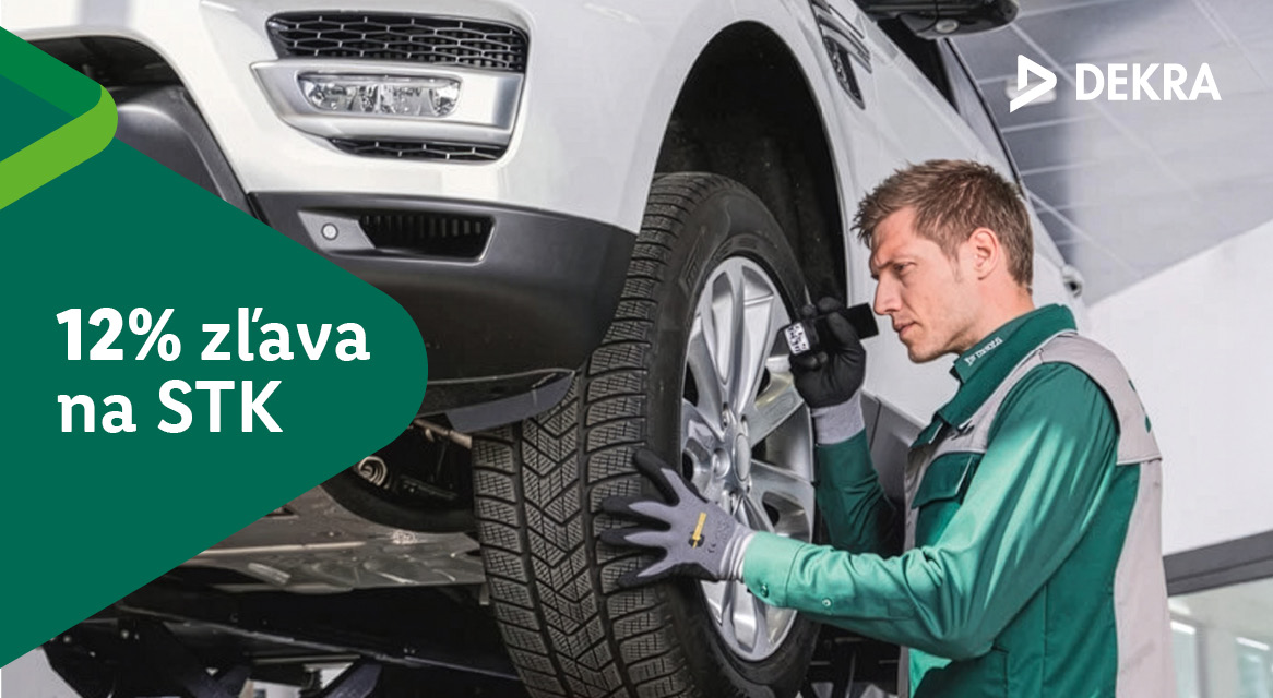 Mechanik kontroluje auto na zdviháku, 12% zľava na STK, logo DEKRA.
