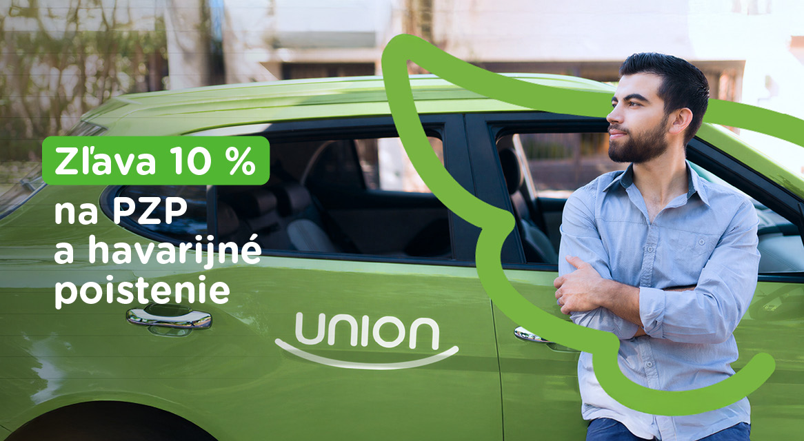 Muž opretý o zelené auto s nápisom „Zľava 10 % na PZP a havarijné poistenie“.