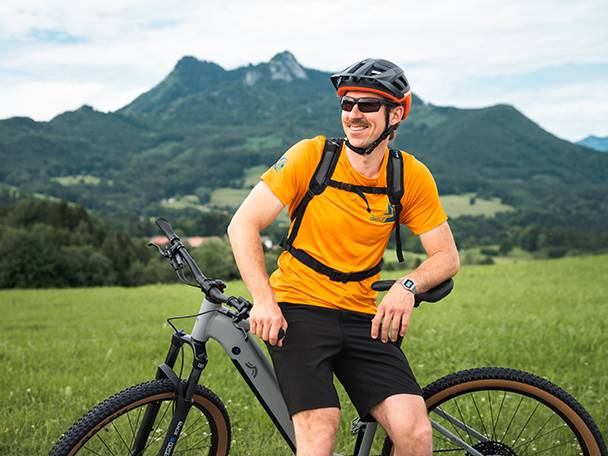 Elektrobicykel a cyklista v horskej krajine.