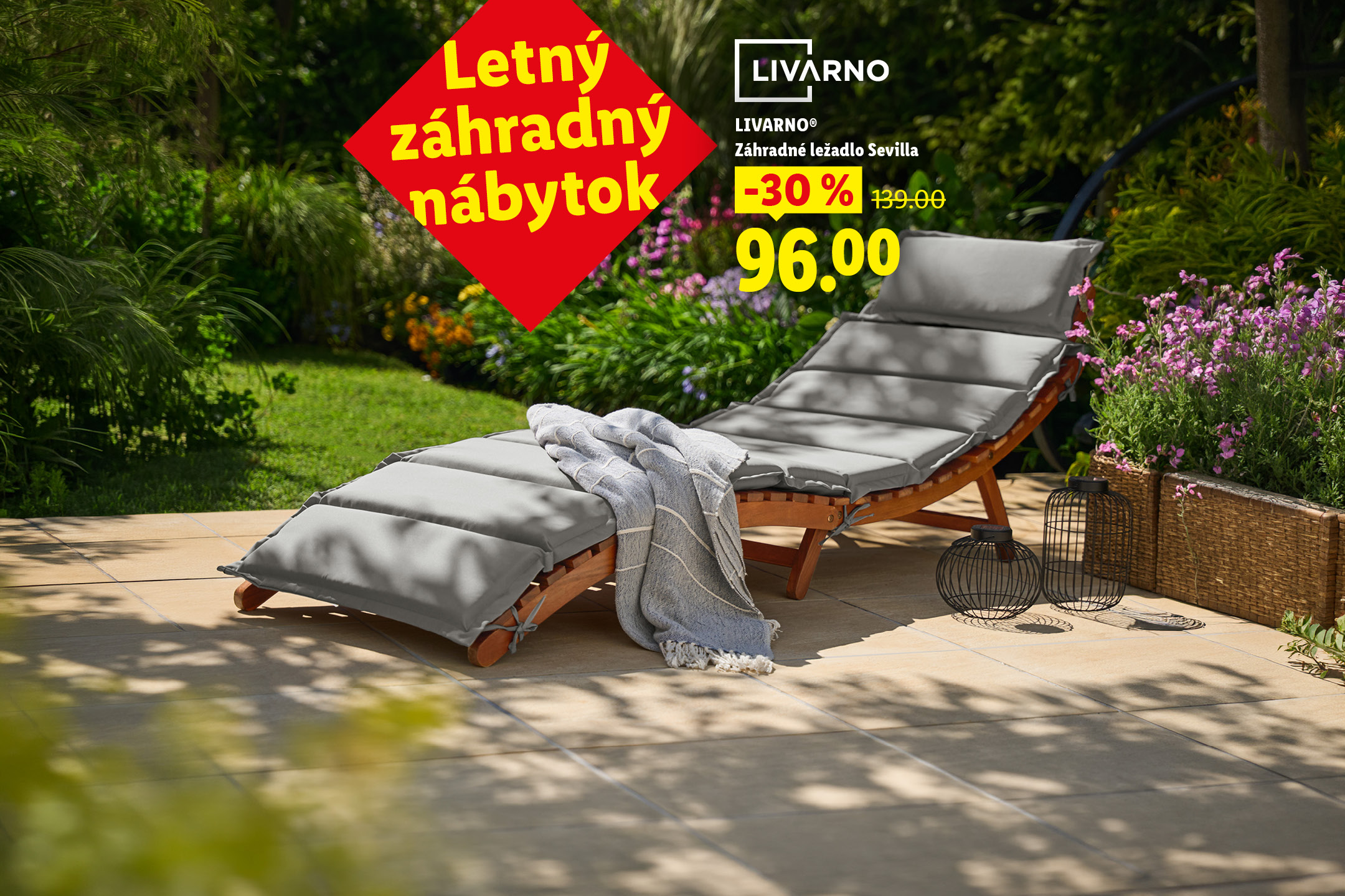 Letný záhradný nábytok: drevené záhradné ležadlo so sivými poduškami, zľava 30% na 96.00.