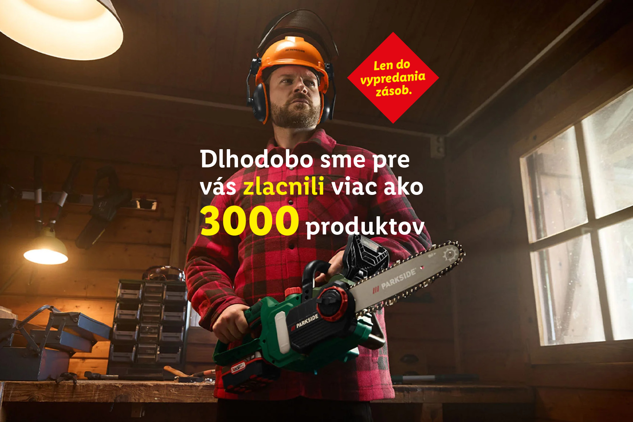 Muž v dielni s reťazovou pílou. Text: Zlacnili sme viac ako 3000 produktov. Len do vypredania zásob.