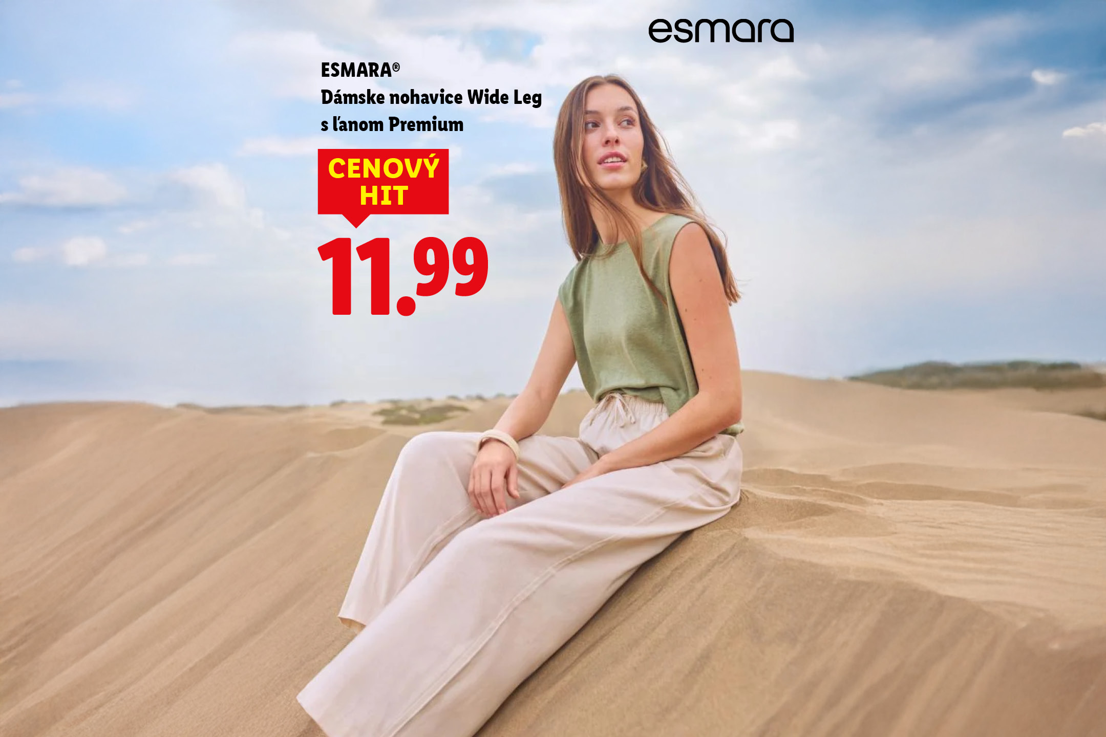 Žena v béžových širokých nohaviciach a zelenom tope sedí na piesočnej dune, cena 11,99.