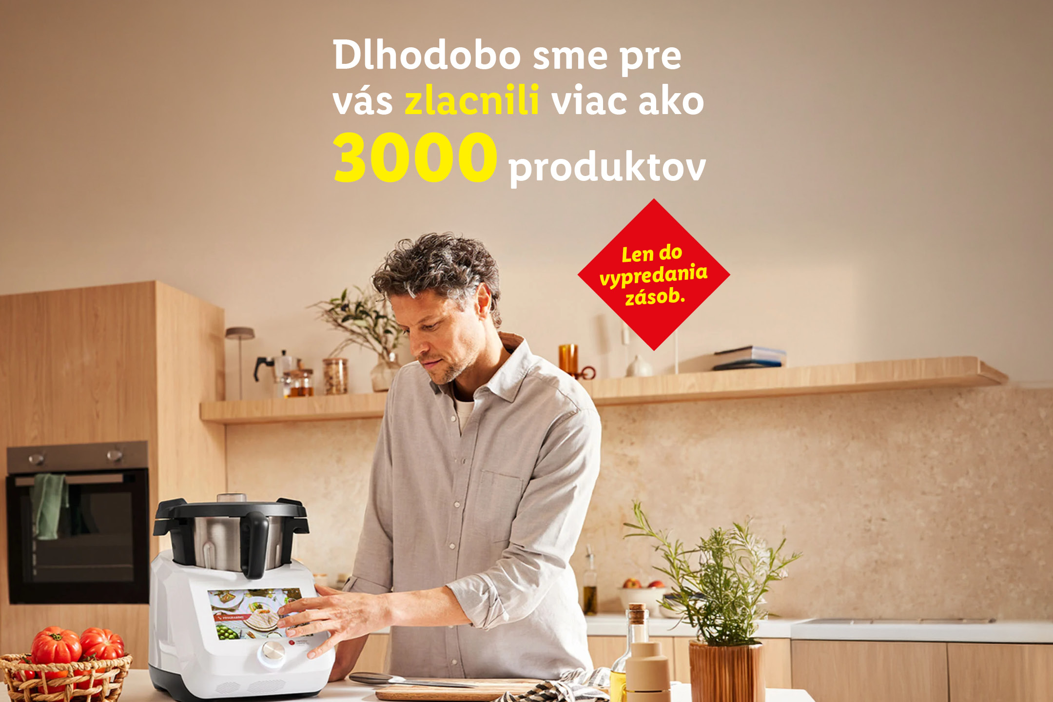 Muž v kuchyni používa kuchynský robot, text: Zlacnili sme viac ako 3000 produktov. Len do vypredania zásob.