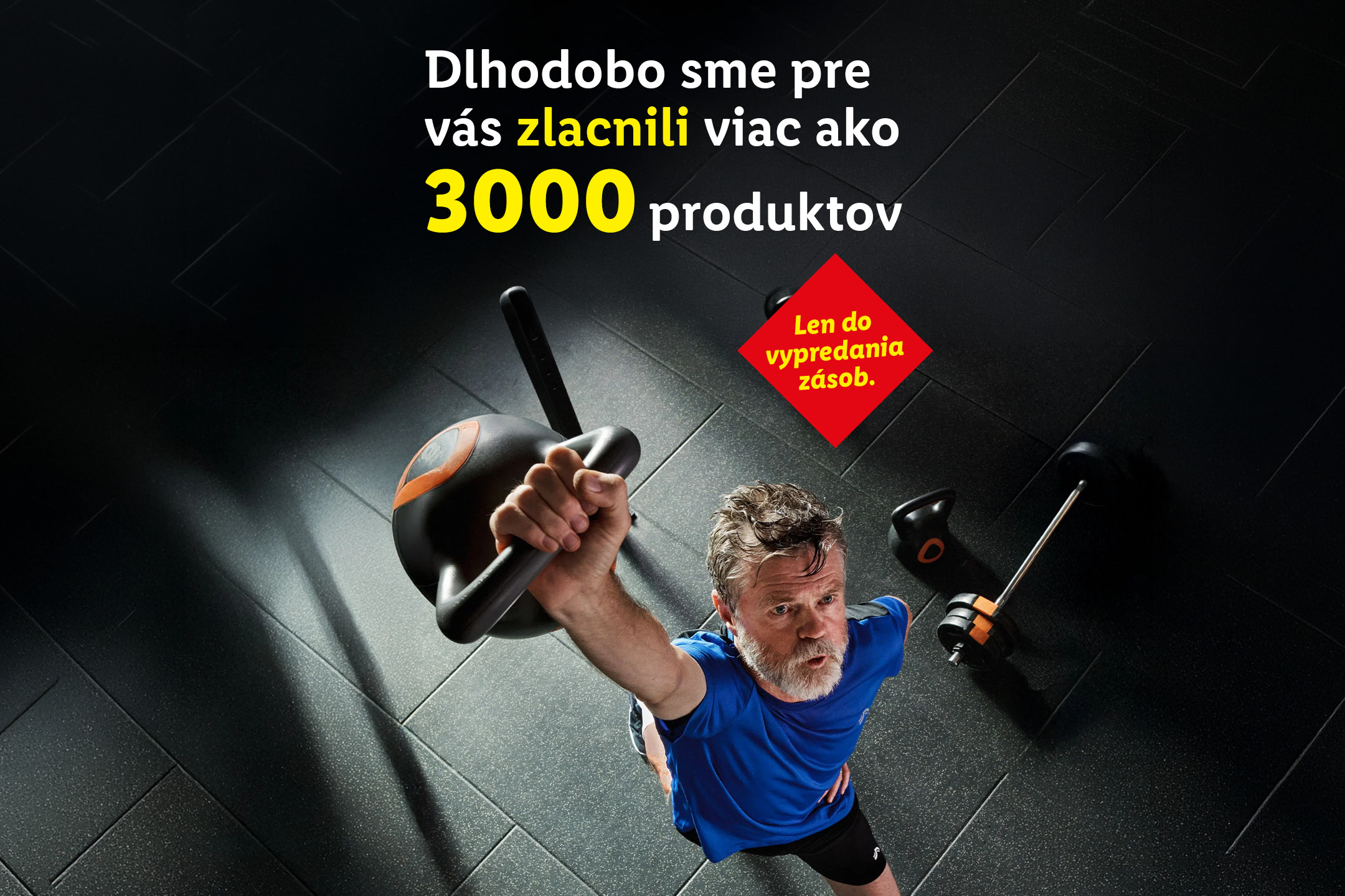 Muž cvičiaci s kettlebellom, text: Zlacnili sme viac ako 3000 produktov. Len do vypredania zásob.