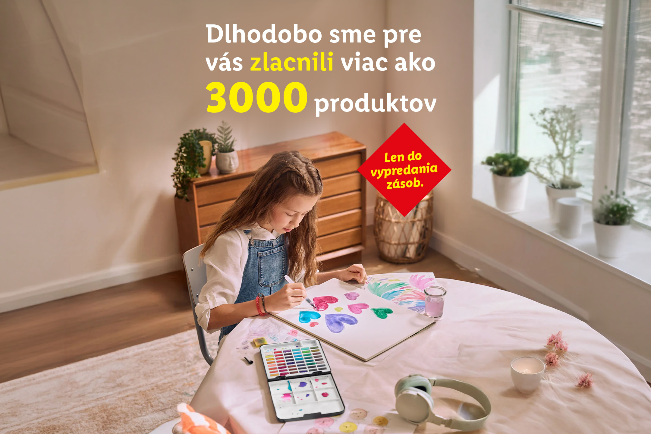 Dievča maľuje srdiečka, s textom: „Dlhodobo sme pre vás zlacnili viac ako 3000 produktov. Len do vypredania zásob.“