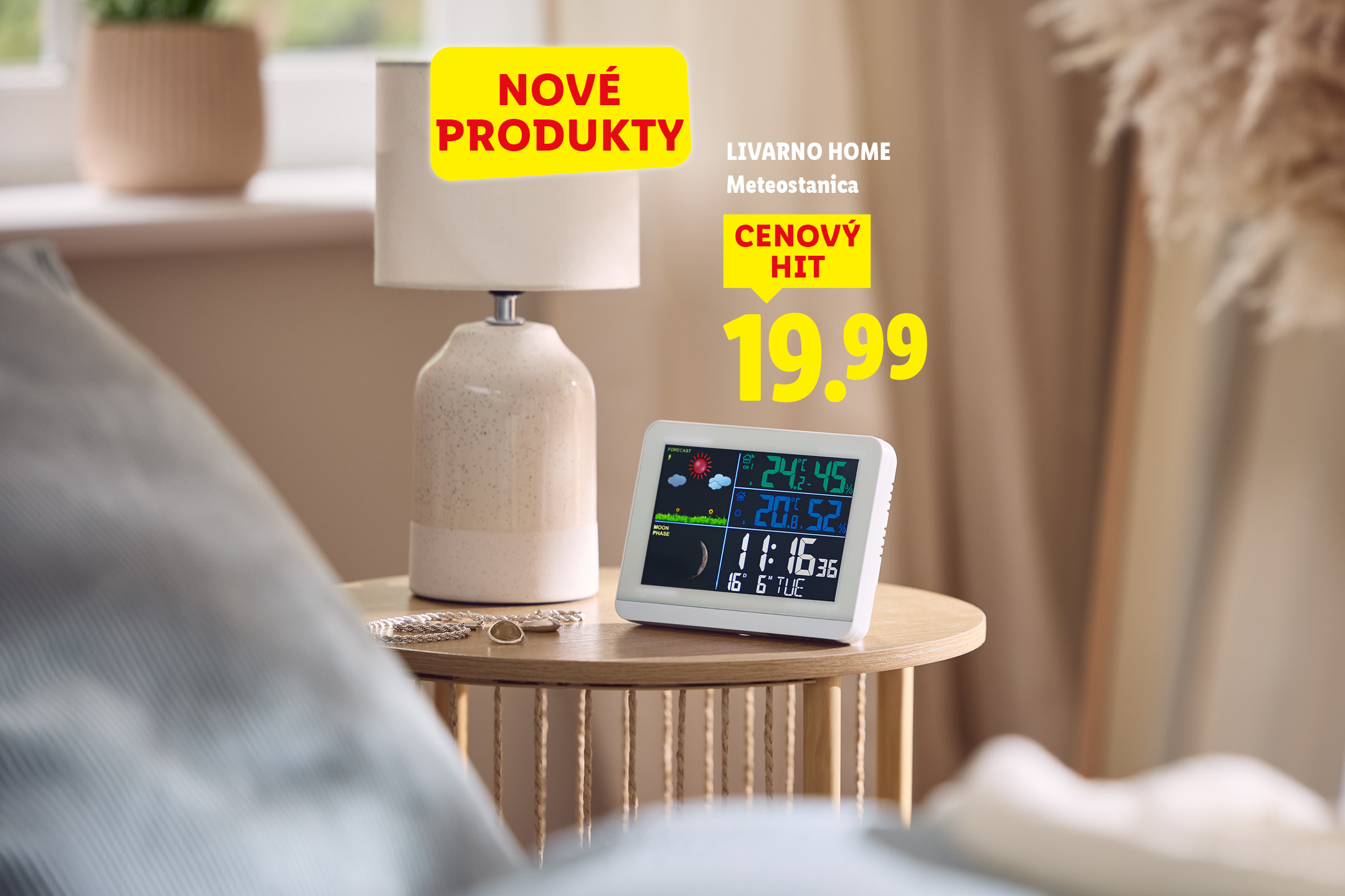 Meteostanica na nočnom stolíku s nápisom „NOVÉ PRODUKTY“ a cenou „19.99“.