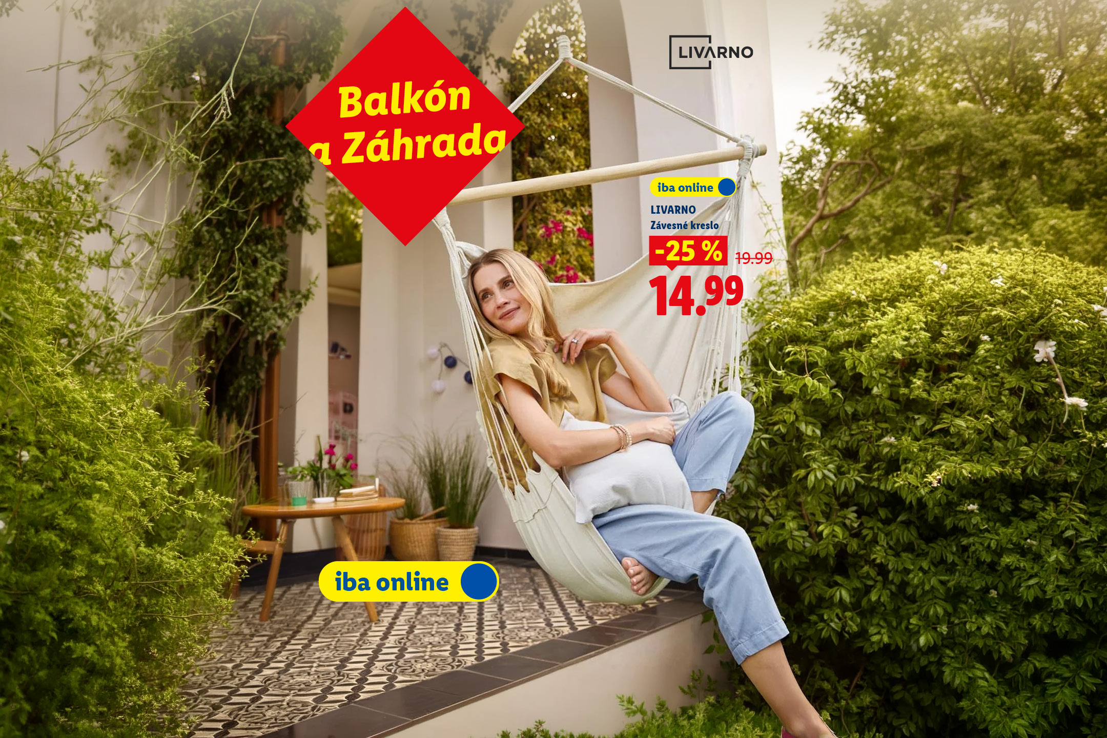 Žena relaxuje v závesnom kresle na balkóne. Kampaň 'Balkón a Záhrada' a závesných kreslom v zľave 25% za cenu 14.99 eur.