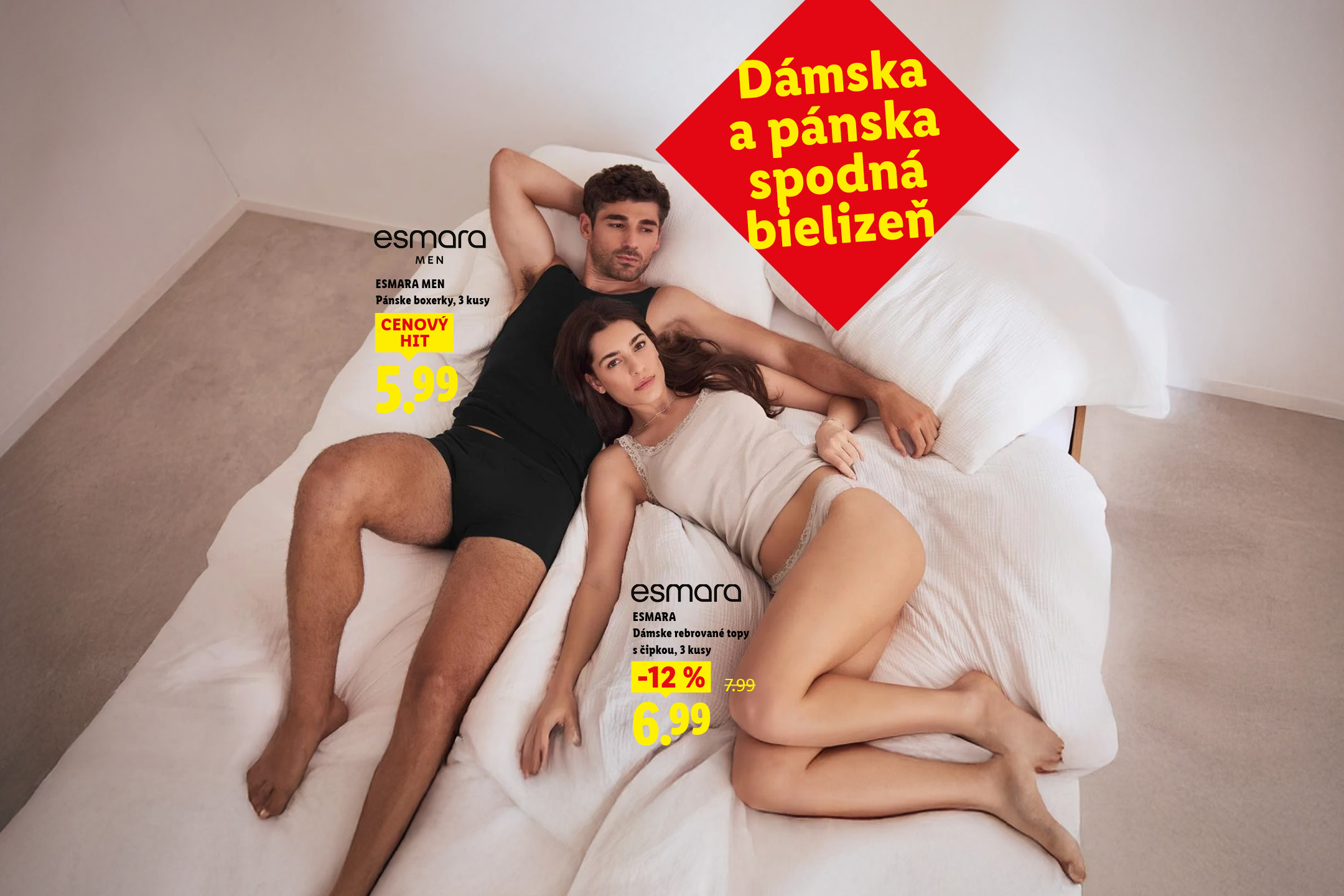 Muž a žena v spodnej bielizni na posteli. Pánske boxerky cenový hit za 5,99 eur a dámske rebrované tielka s čipkou v 12% zľave za 6,99 eur.