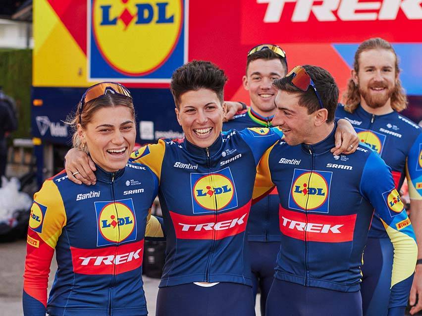 Cyklistický tím Trek-Segafredo v cyklistických dresoch Lidl.