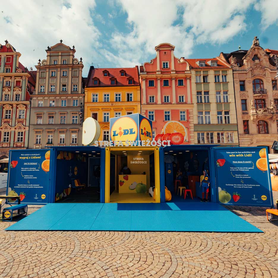 Inštalácia Lidl s ovocnou a zeleninovou tematikou, s hrami a aktivitami, na mestskom námestí.
