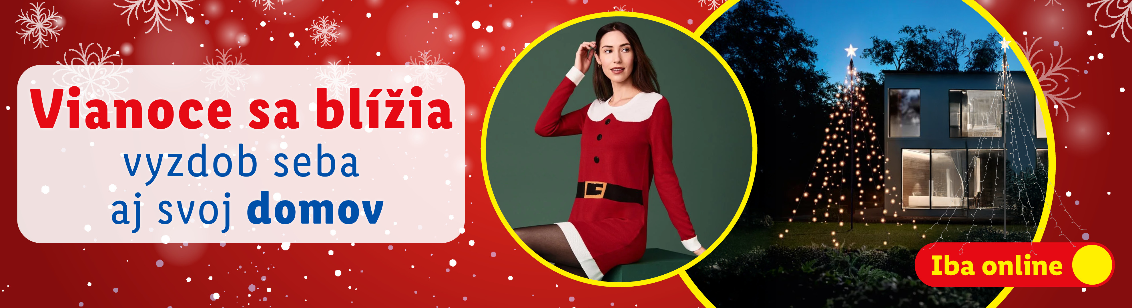 Vianoce sa blížia: žena v šatách Santa Clausa a dom s vianočným osvetlením.